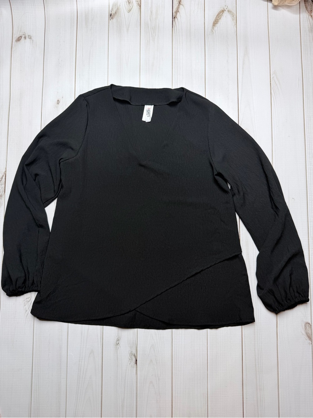 2 Hearts Women’s Black Long-Sleeve Asymmetric Hem Blouse